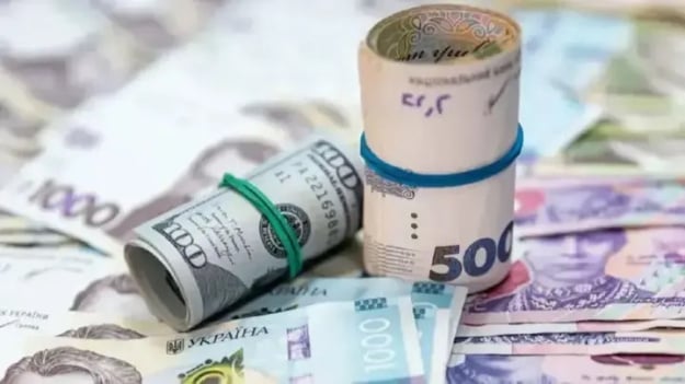Курс на понеділок: євро в банках підскочило на 30 копійок, долар на 21 копійку