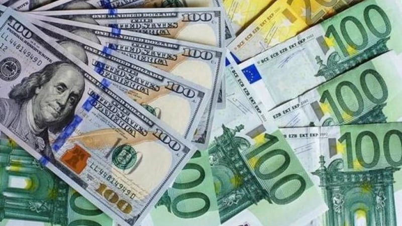 Курс на середу: долар в банках впав на 15 копійок, євро на 18 копійок