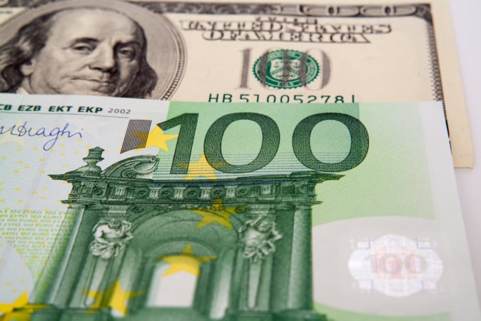 Валютний ринок в очікуванні: євро дешевшає, а гривня отримує тимчасовий перепочинок