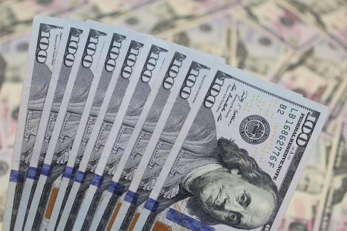 Долар подешевшав на міжбанку на 19 копійок