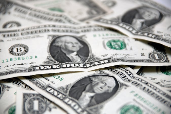 Долар подешевшав на міжбанку на 4 копійки