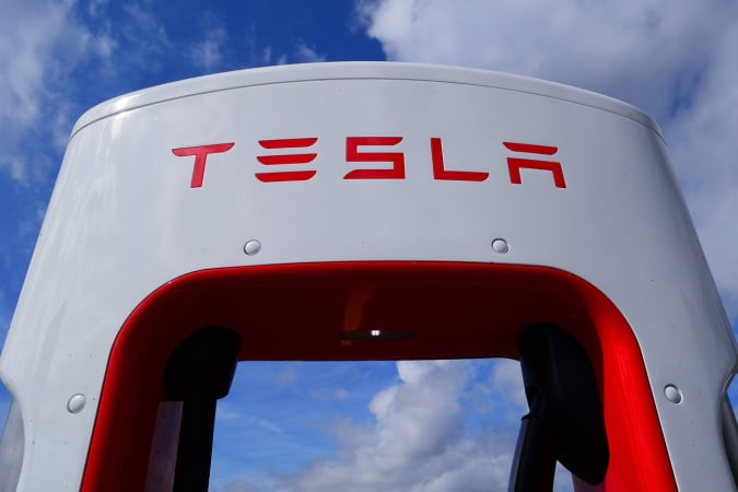 Tesla відкликає майже 219 тисяч автомобілів у США: у чому проблема