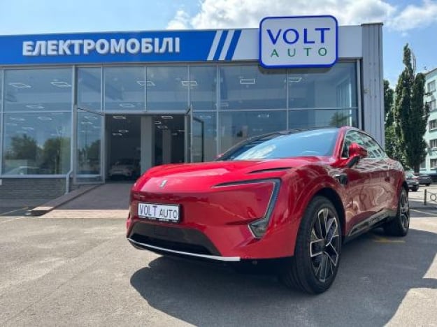 Через падіння продажів електромобілів в Києві почали закриватися автосалони