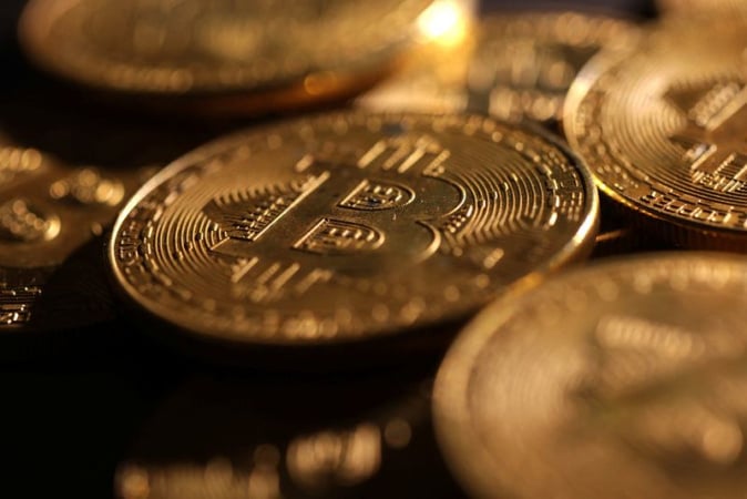 Bitcoin впав нижче $77 тисяч