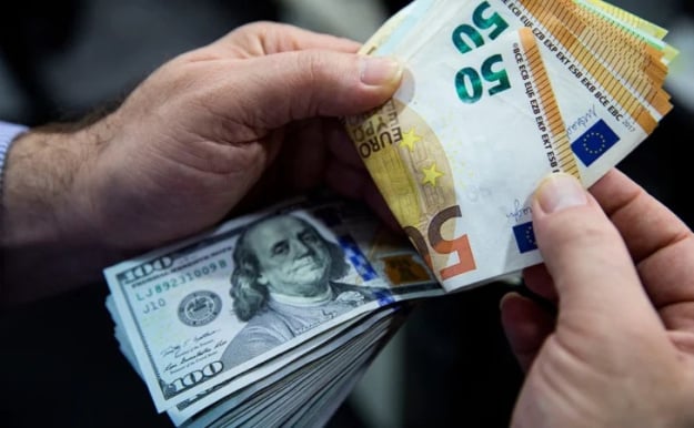 Долар та євро стрімко подорожчали на міжбанку