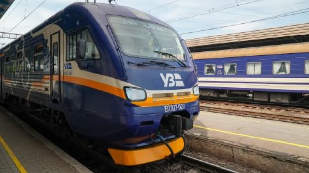 Через атаку по Україні пасажирам доведеться чекати: які потяги затримуються
