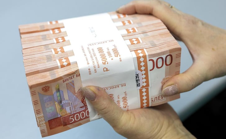Росіяни масово виводять готівку з банків п'ятий місяць поспіль