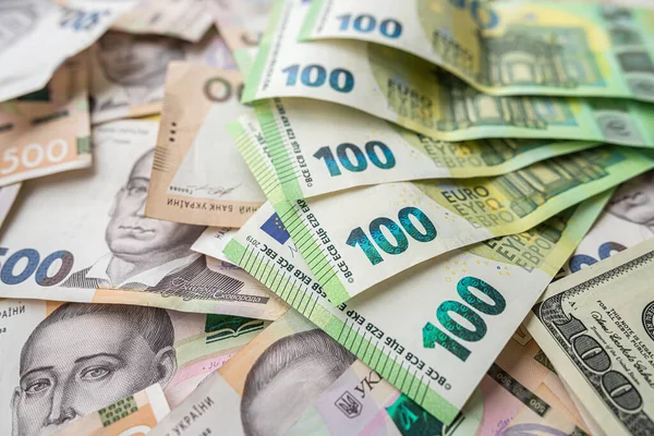 Гривня чи євро: що чекає на українську валюту після вступу до ЄС