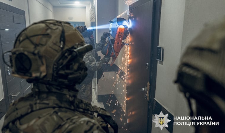 Поліція викрила шахраїв, які під виглядом криптоінвестицій ошукали майже тисячу українців на $1,1 млн