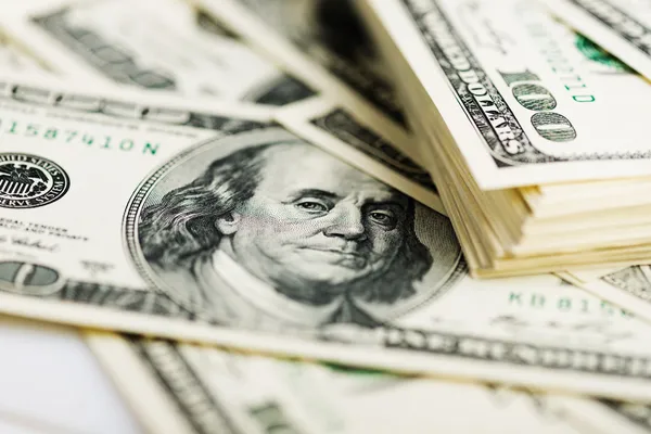 НБУ шість тижнів поспіль продає понад $1 млрд валюти