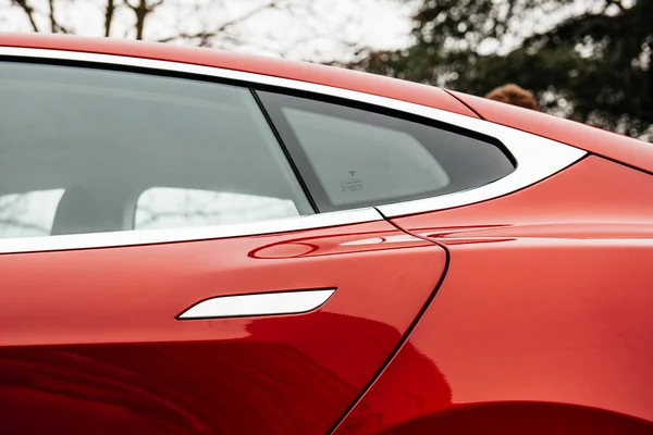 Tesla відкликає три мільйони електромобілів у Китаї через безпеку ручок