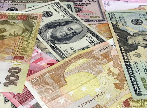 Курс валют на міжбанку: долар втратив 1 копійку, євро — 6 копійок