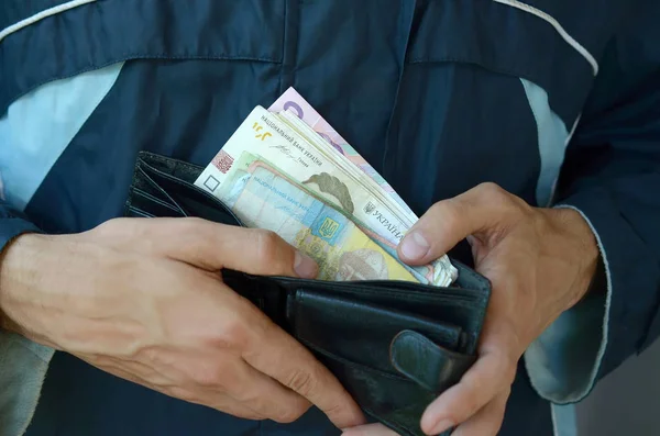 В серпні середня зарплата в Україні знизилася: де та скільки платять
