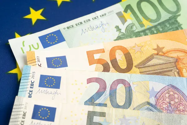 Євро знову слабшає до долара: що тисне на курс EUR/USD