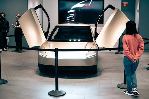 Tesla готує запуск Cybercab: роботаксі вже виходять на дороги