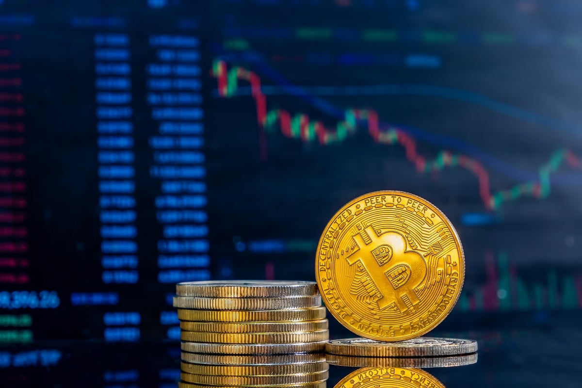 Біткоїн повернувся вище $82 000 на тлі падіння цін на нафту: що відбувається з попитом